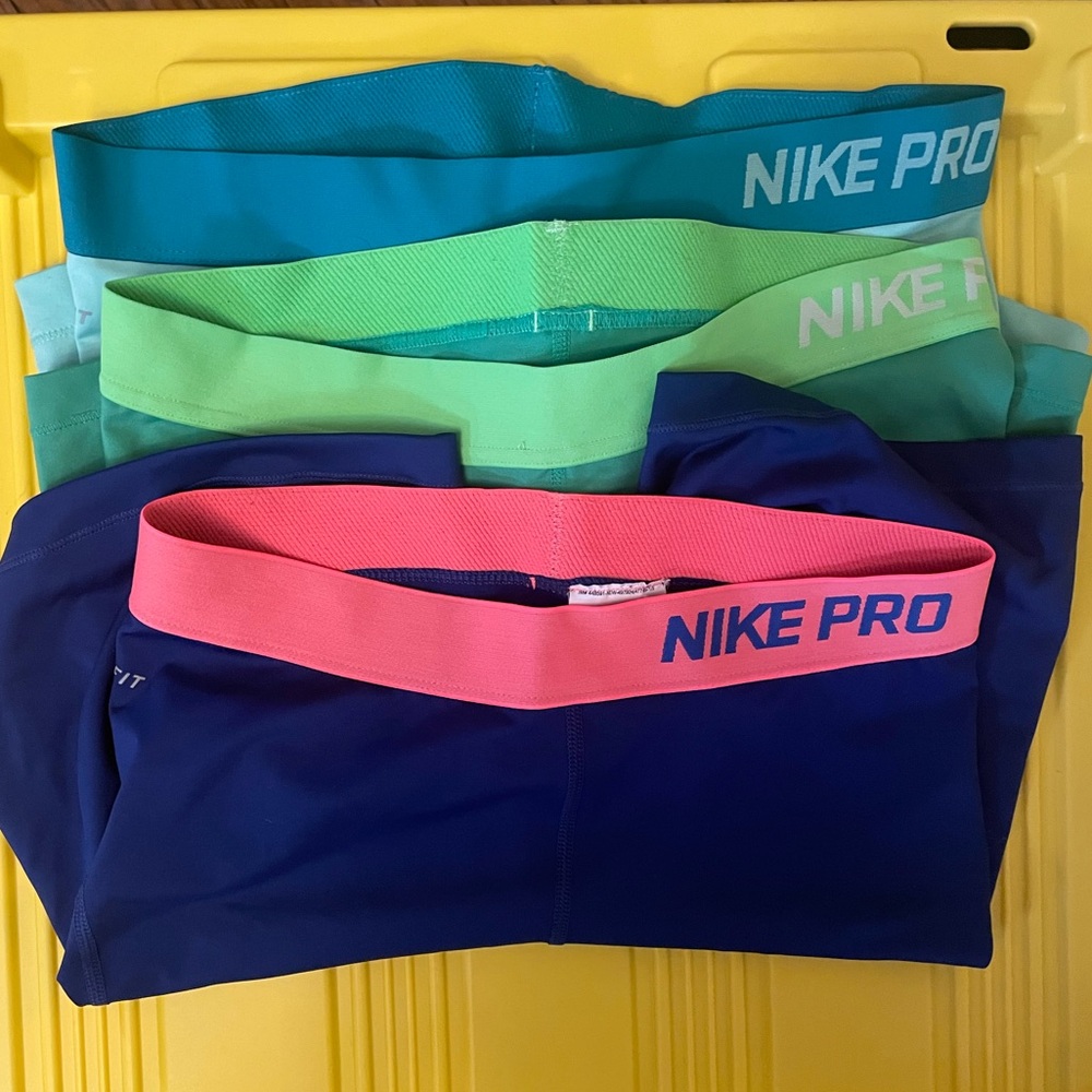 SOLD-Dont buyNike Pro Women’s Shorts Bundle Size M/L-